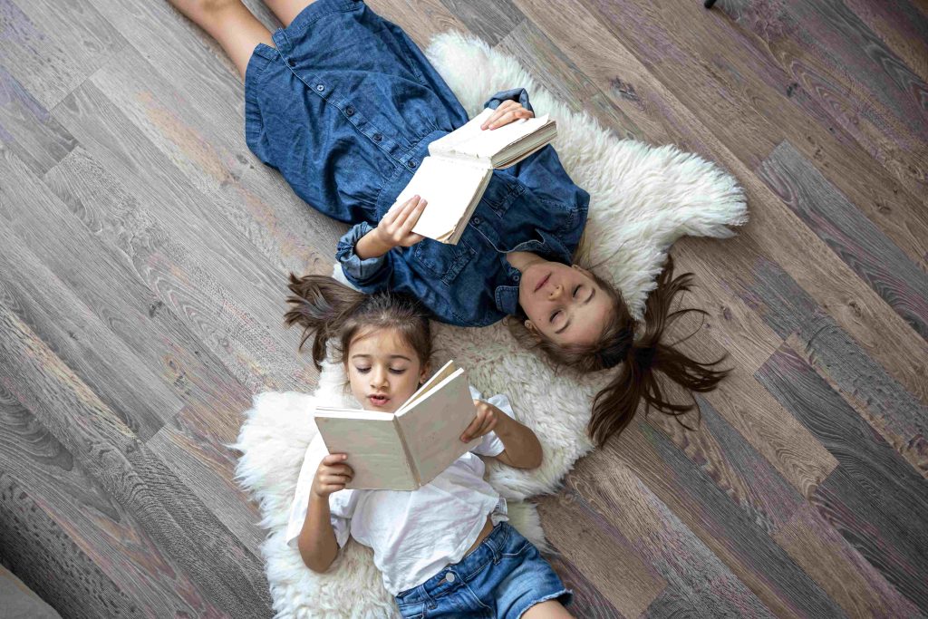 Niñas leyendo